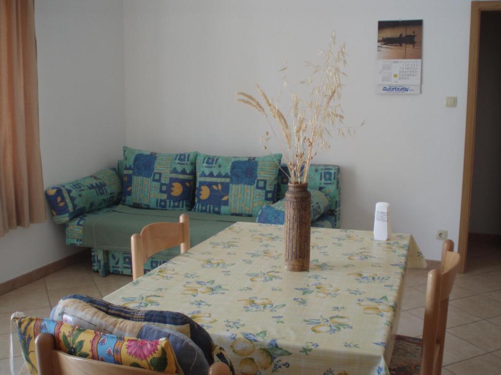 a living room with a table and a couch at Guest House Cattonaro in Šilo