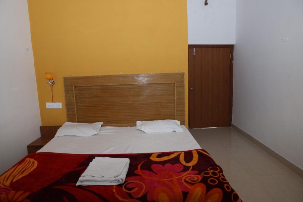 una camera da letto con un letto e due asciugamani di Hello India home stay a Khajurāho