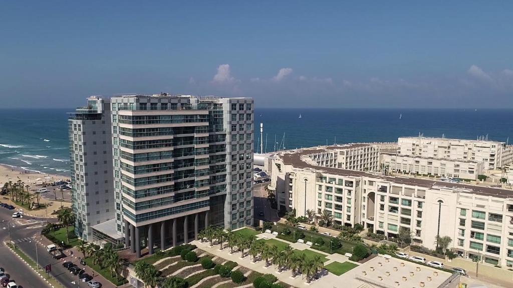 una vista aérea de una ciudad con edificios y el océano en Okeanos Bmarina en Herzliyya B