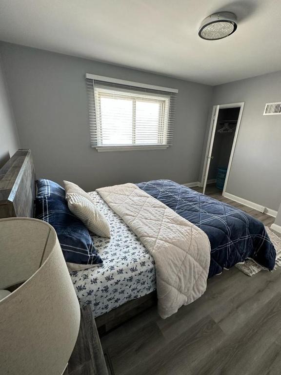 Postel nebo postele na pokoji v ubytování Spotless 4 Bedrooms 4 Beds Sleep 8 in Winnipeg