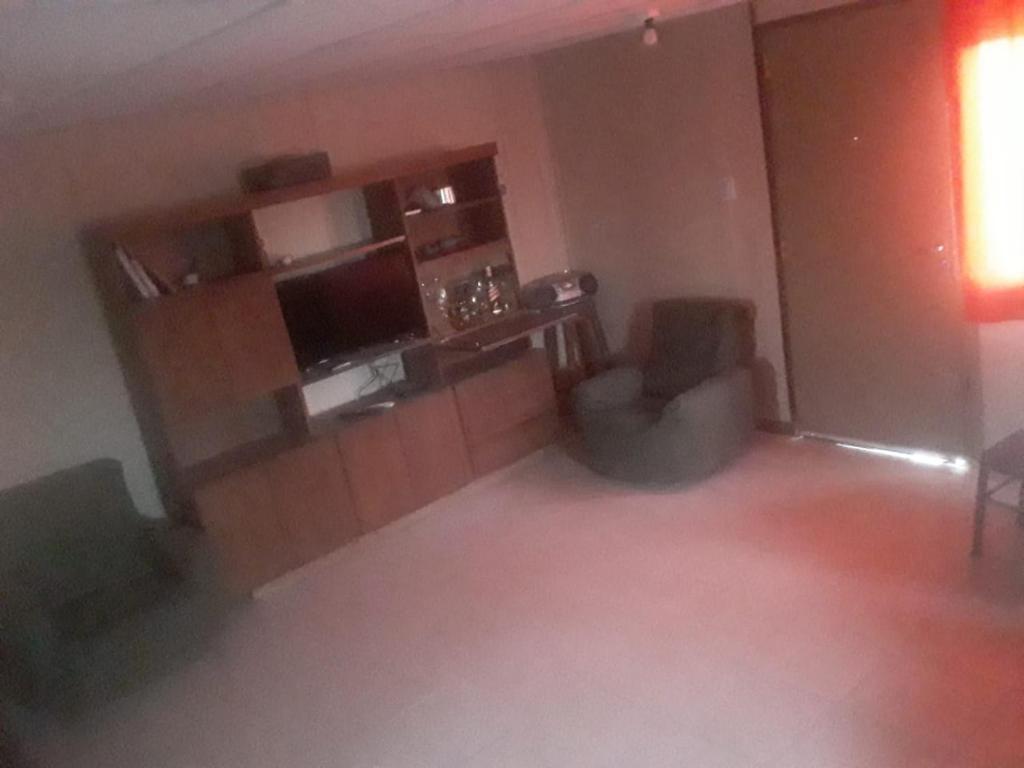 ein leeres Wohnzimmer mit zwei Stühlen und einem TV in der Unterkunft Casa in Pocito