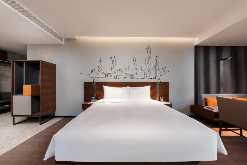 Postel nebo postele na pokoji v ubytování UrCove By Hyatt ShenZhen Futian Port毗邻中洲湾C Future City 福田口岸 尊享免费迷你吧