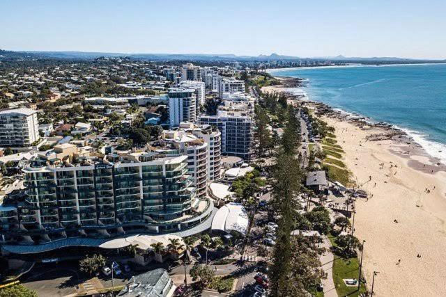 una vista aérea de una playa con edificios y el océano en 8th Floor Sunny Escape at Landmark Resort en Mooloolaba
