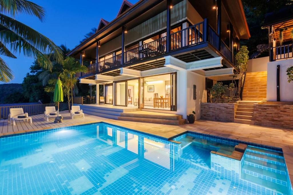una casa con piscina di fronte a una casa di Baan Suay Villa a Salad Beach