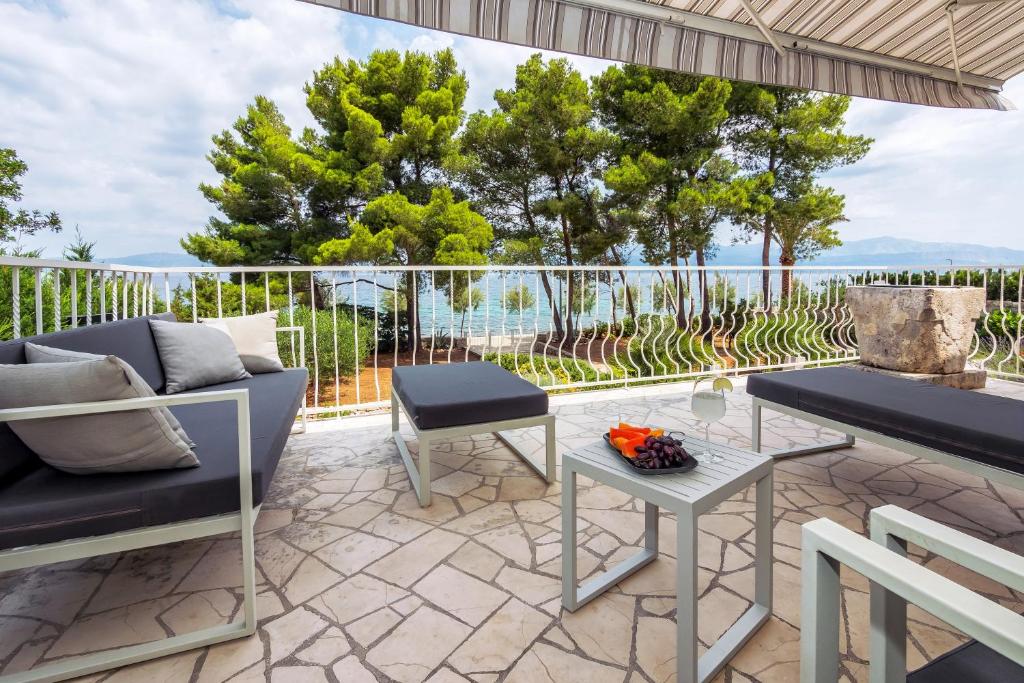 A balcony or terrace at Holiday House de Finis