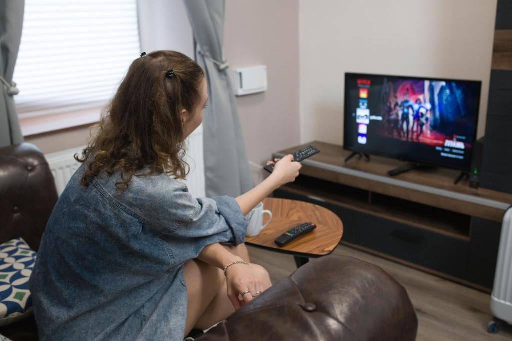 A television and/or entertainment centre at Goldcentral Apartments Akacfa Studios