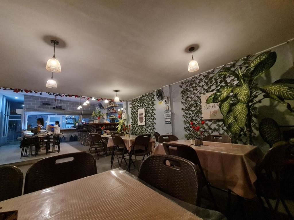 Restaurace v ubytování Hideaways Restobar and Resort