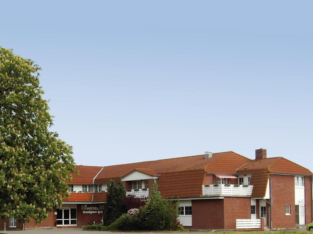 un bâtiment en briques avec un toit rouge dans l'établissement Hotel Sembziner Hof, à Klink