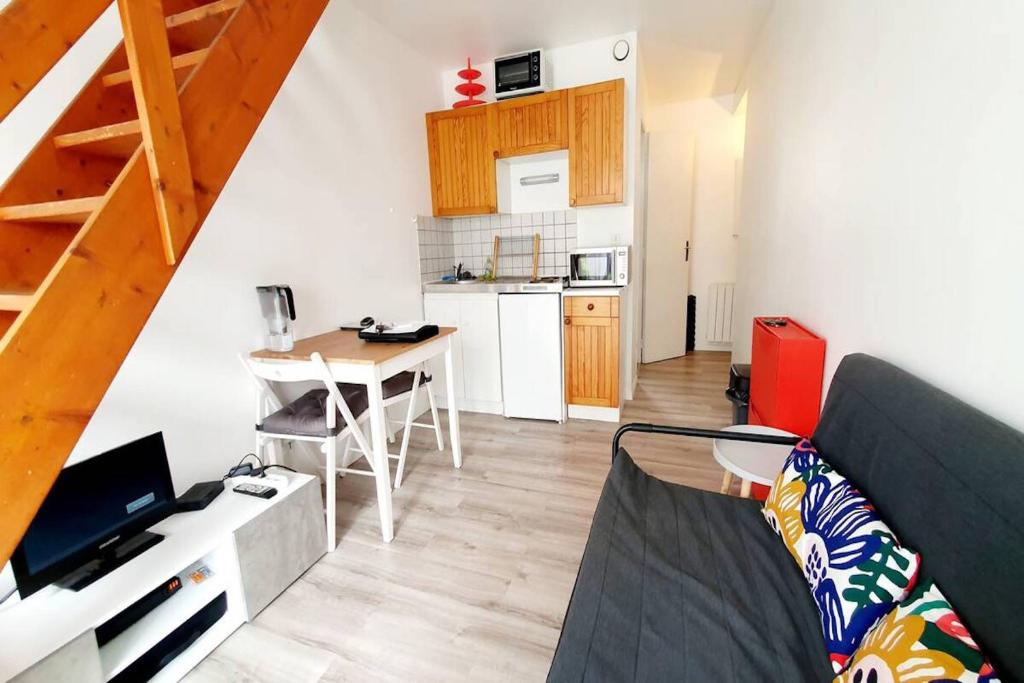 瓦訥的住宿－Charmant App. Mezzanine Calme au Centre de Vannes，带沙发的客厅和厨房