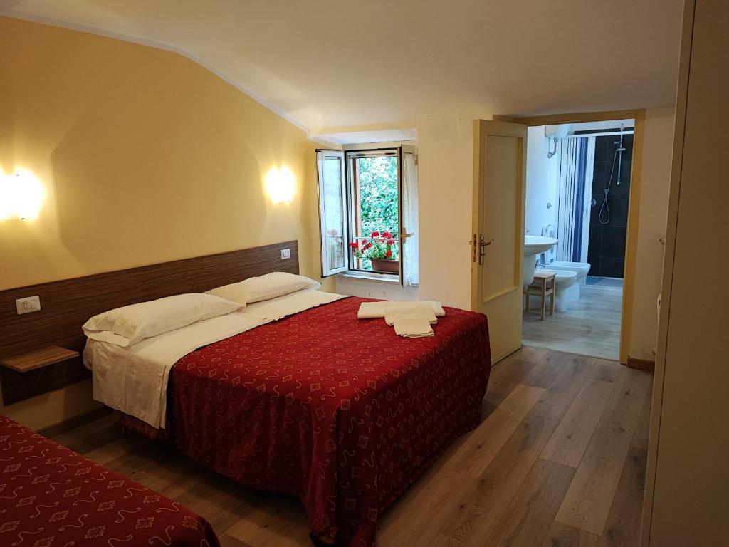 een slaapkamer met een groot bed en een rode deken bij Amoroso's house, affittacamere in Caramanico Terme