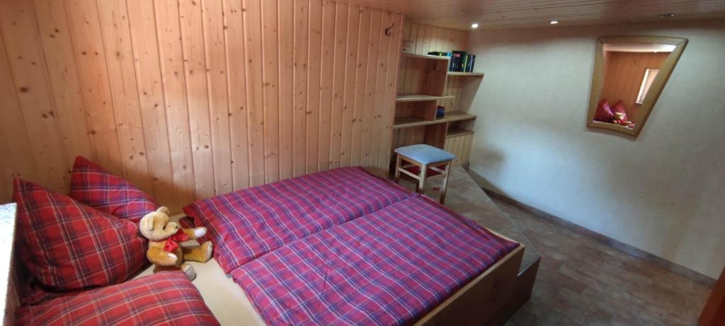 Dormitorio pequeño con cama morada y taburete en Apartment am Rennsteig, 2 Schlafzimmer en Lauscha