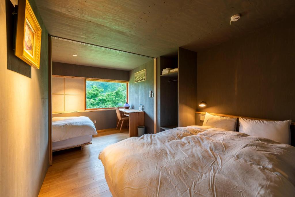 Postel nebo postele na pokoji v ubytování KATADA Lodge & Villa