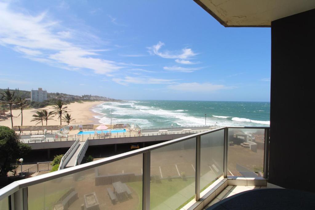 Elle comprend un balcon offrant une vue sur la plage et l'océan. dans l'établissement Seagull 405, à Margate