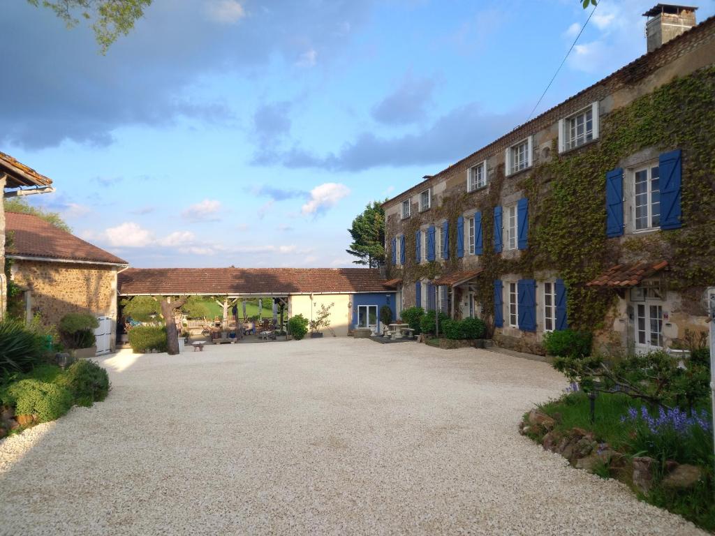 un patio de una casa con un edificio en GITE de GROUPE Le Domaine de Maumont, en Milhac-de-Nontron