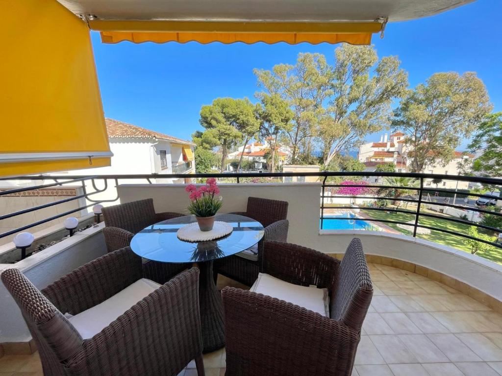 une terrasse avec une table et des chaises sur un balcon dans l'établissement Kitty´s beach house, à Benalmádena