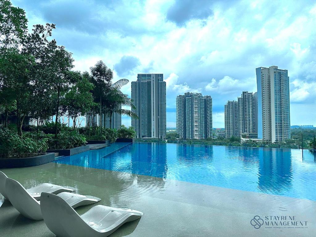 Bazén v ubytování Elysia Park Residence Medini by Stayrene nebo v jeho okolí