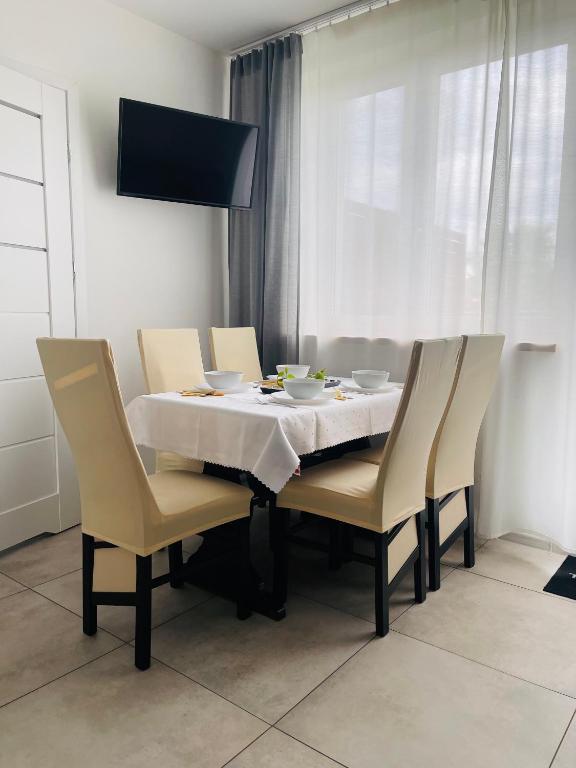 Televízia a/alebo spoločenská miestnosť v ubytovaní Gladiator Noclegi Zator lV Apartament