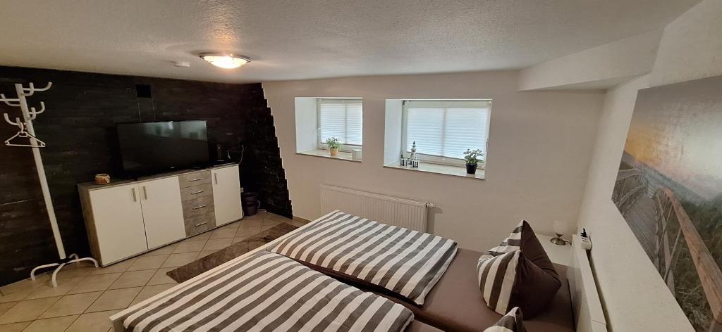 Una sala de estar con un sofá y un televisor de pantalla plana. en Zimmer im UG direkt in der Innenstadt, Centrum, en Schwerin