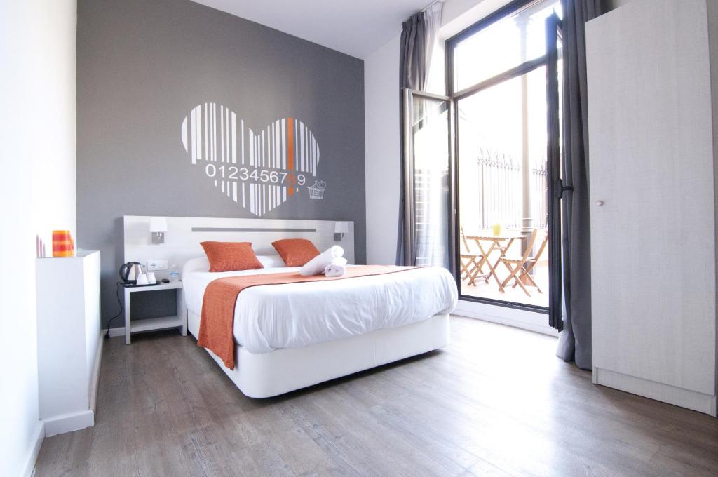 バルセロナにあるオスタル リヴ バルセロナのベッドルーム1室(ベッド1台、大きな窓付)