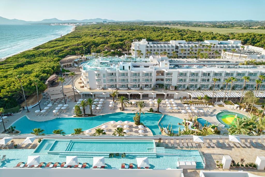 una vista aérea del hotel y de la playa en Iberostar Selection Albufera Park All Inclusive en Playa de Muro