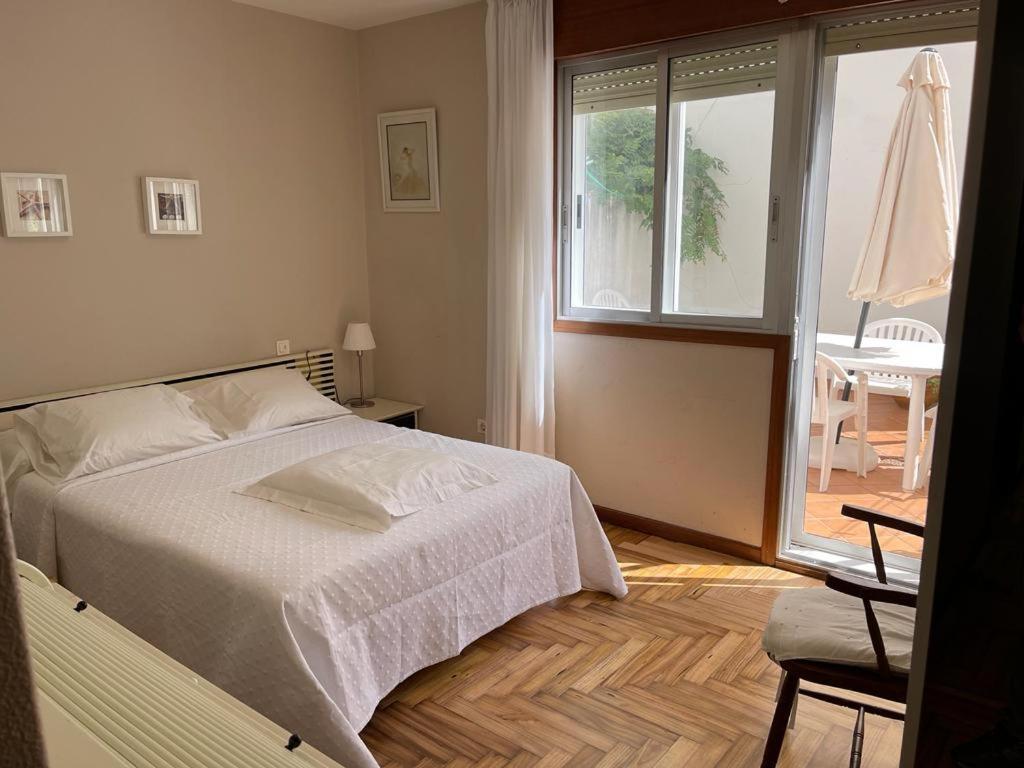 - une chambre avec un lit et une grande fenêtre dans l'établissement La de Mondi, à Baiona