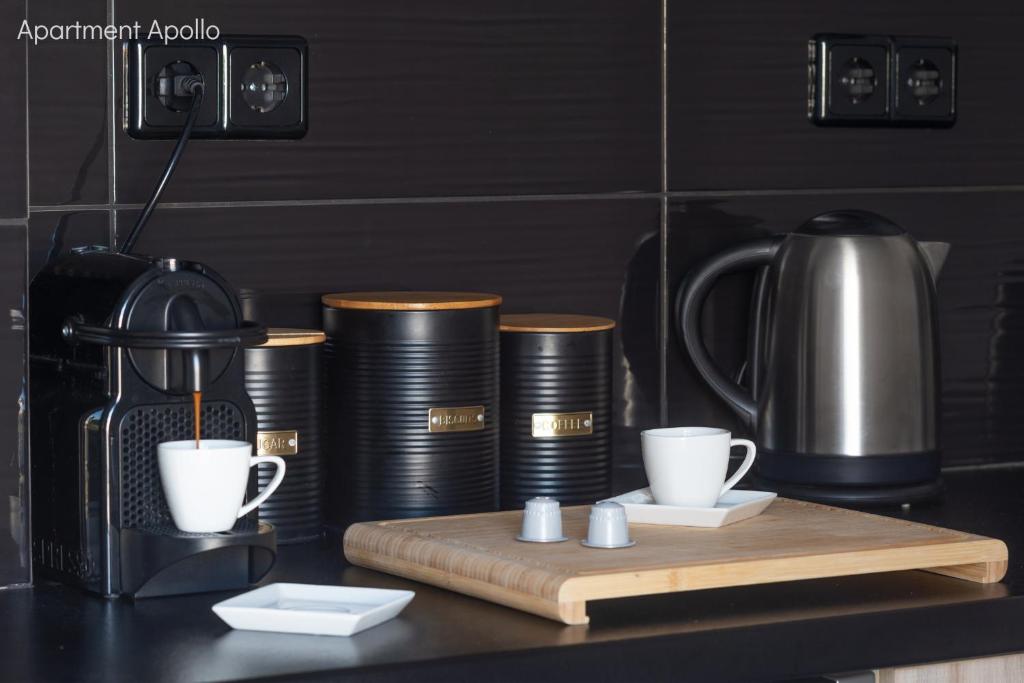 Příslušenství pro přípravu čaje a kávy v ubytování Apollo & Artemis by Heloni Apartments