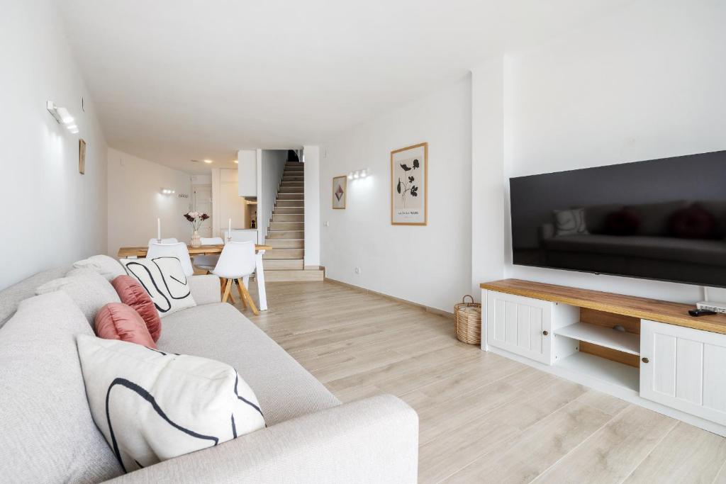 Televízia a/alebo spoločenská miestnosť v ubytovaní WELCS APARTAMENTO 064 EMP frente al Mar