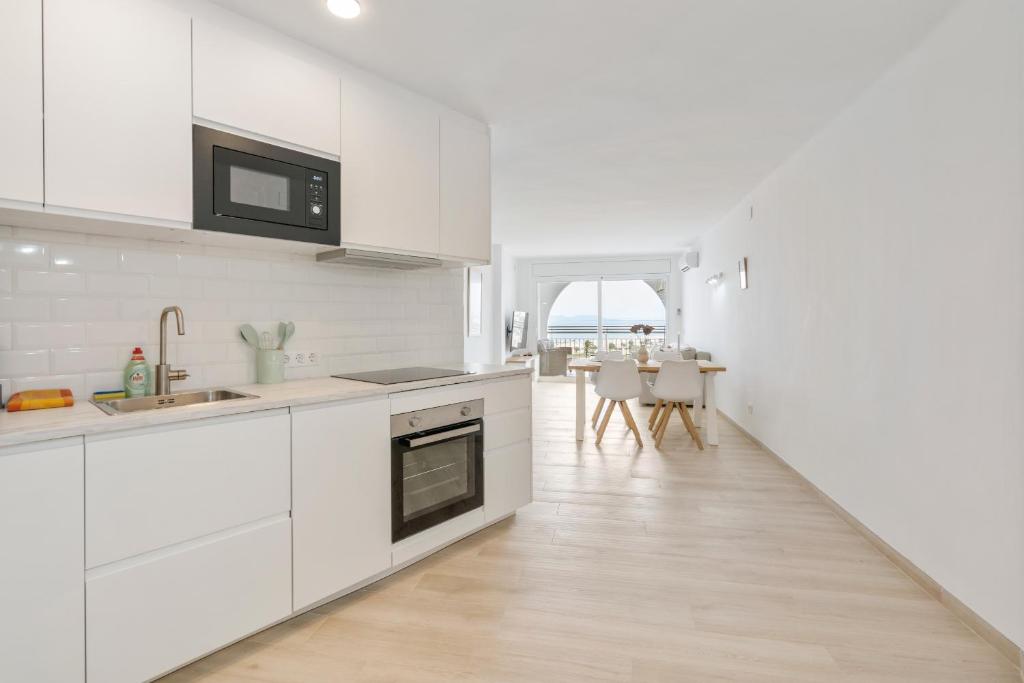 Kuchyňa alebo kuchynka v ubytovaní WELCS APARTAMENTO 064 EMP frente al Mar