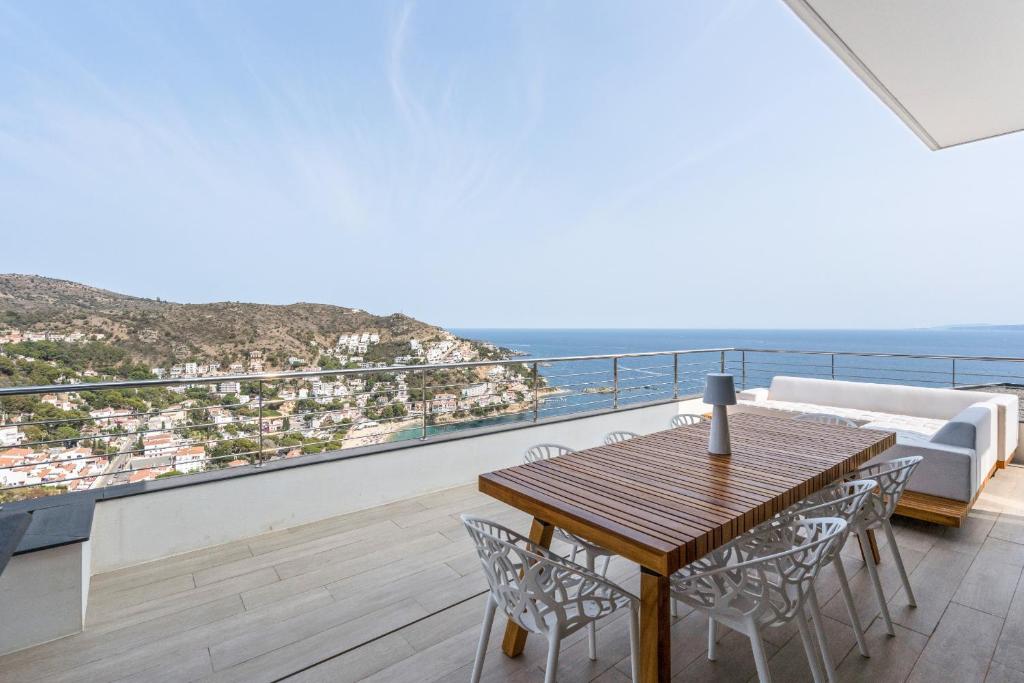 Villa Welcs 083 con piscina infinita, Roses – Updated 2023 Prices