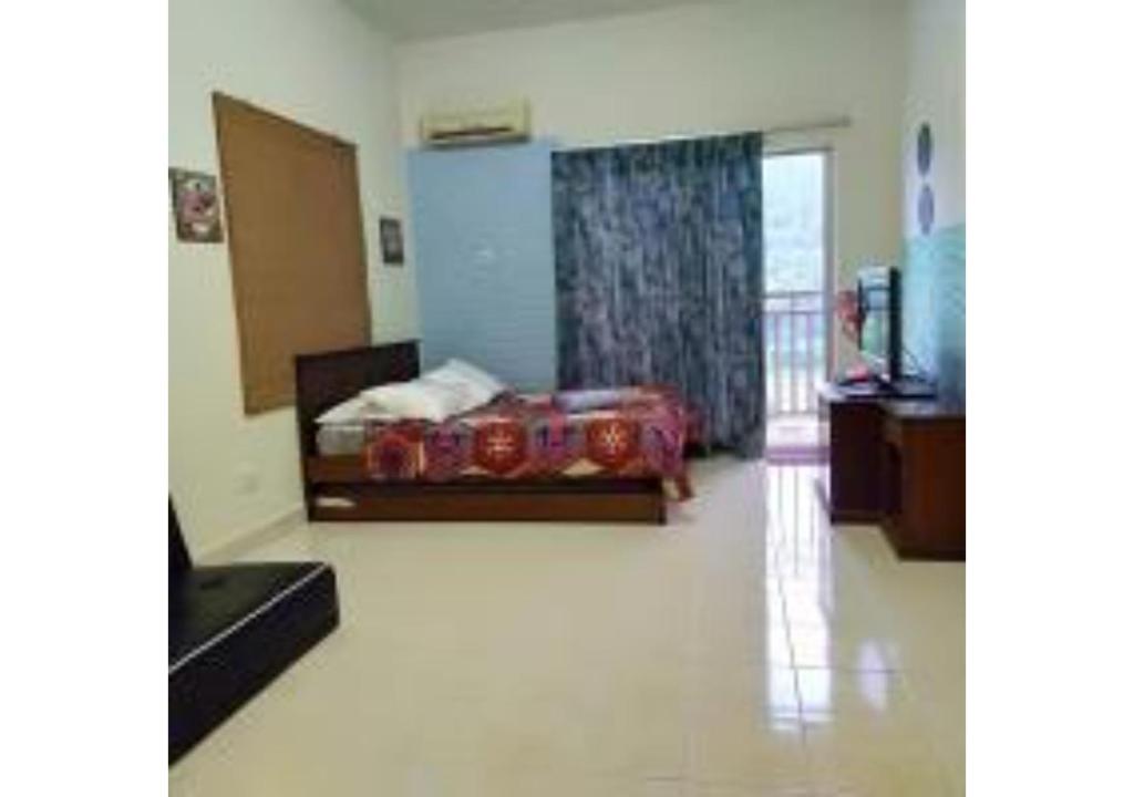 une chambre avec un lit au milieu d'une pièce dans l'établissement Homestay Pagar Buruk Bukit Merah L6- FAN ONLY, à Simpang Ampat Semanggol