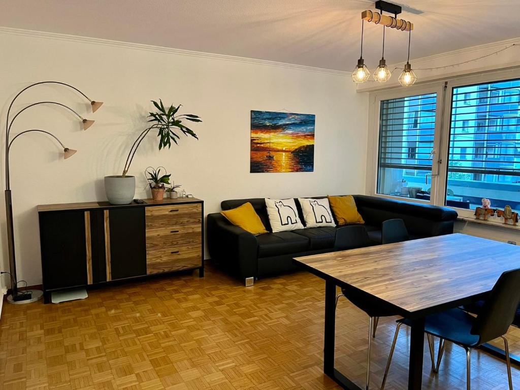 - un salon avec un canapé et une table dans l'établissement Feel at home - central & cosy, à Bâle