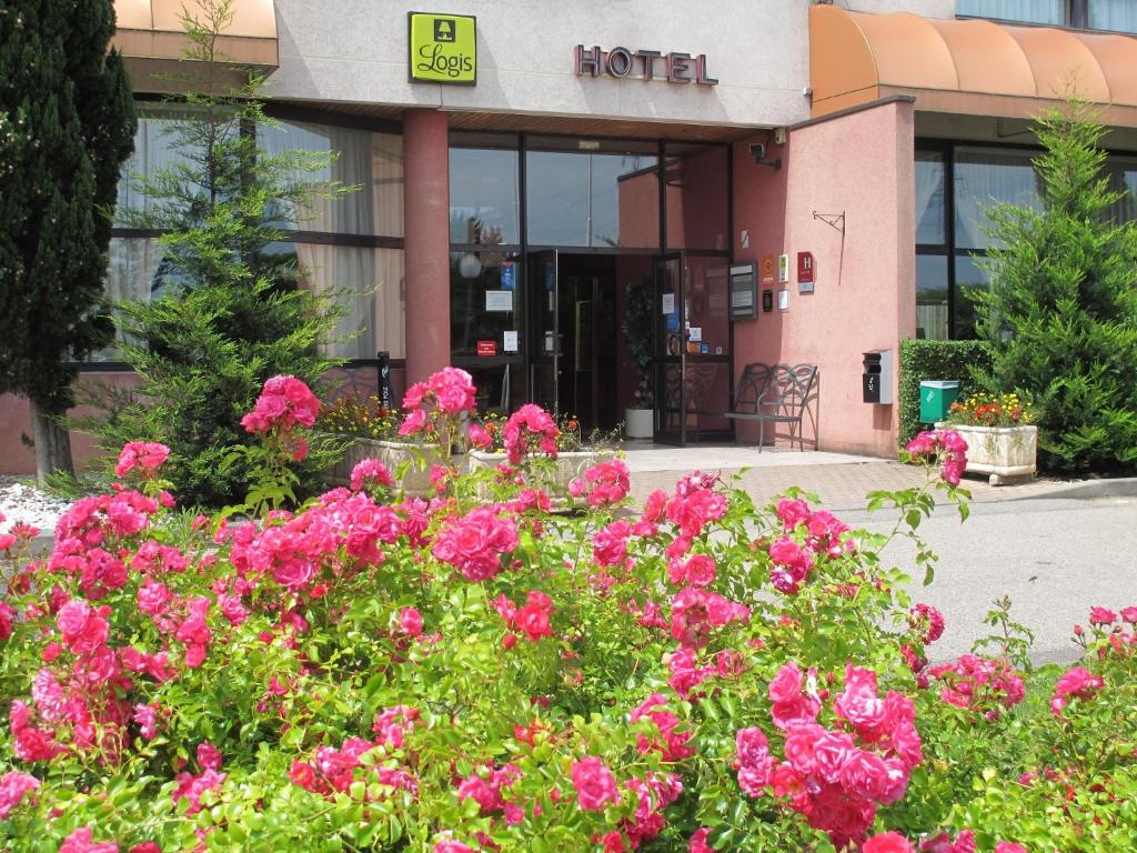 een bos roze bloemen voor een hotel bij Logis Lyon Est Porte de l'Ain in Saint-Maurice-de-Beynost