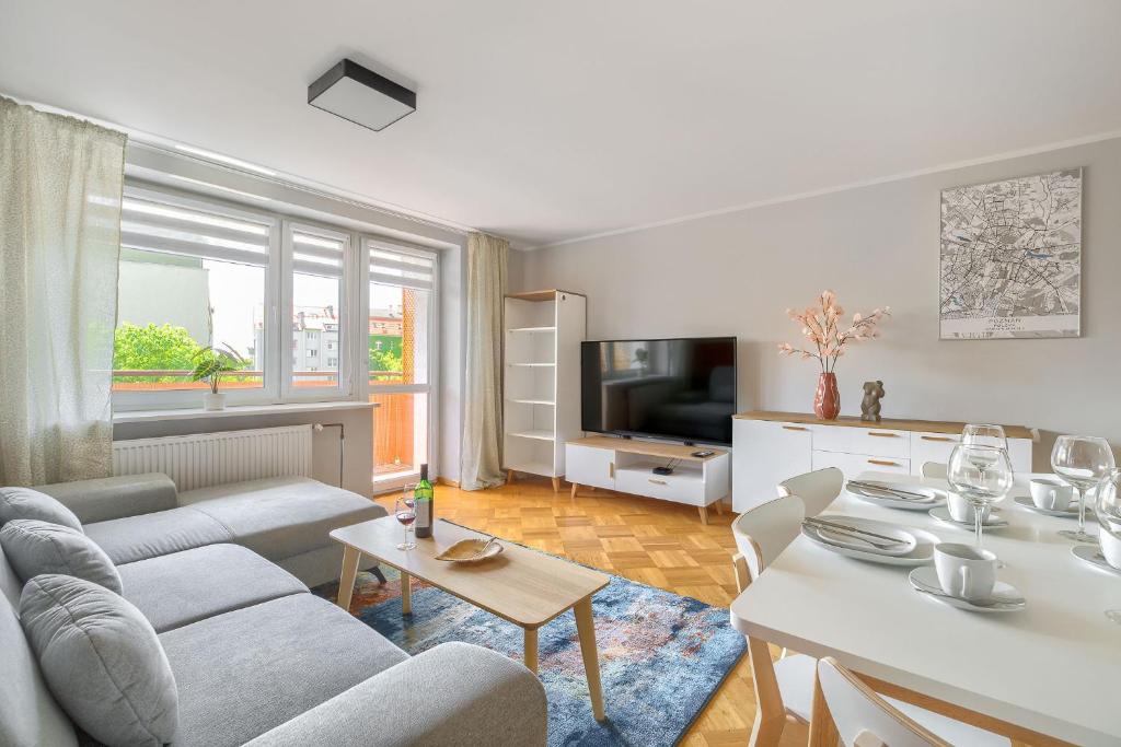 ein Wohnzimmer mit Sofa und Tisch in der Unterkunft Family Center Spot in Posen