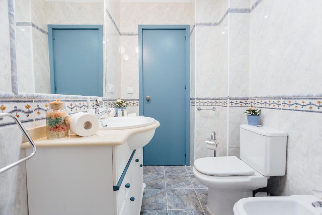 Koupelna v ubytování Stunning and colorful- 4Bd 2Bth- Santa Cruz