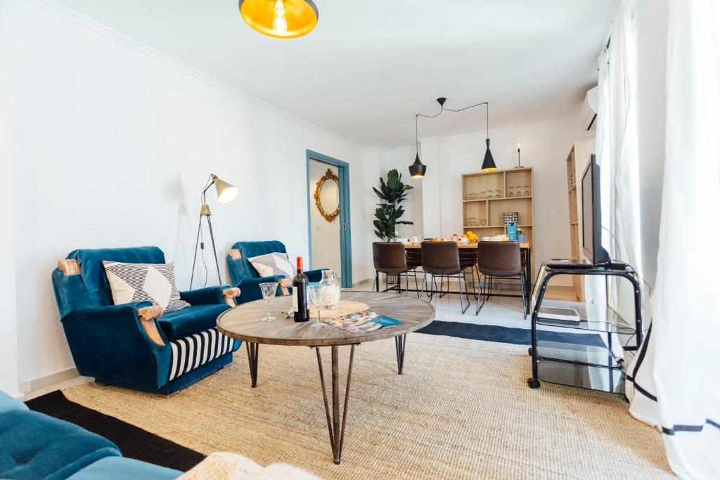 Posezení v ubytování Stunning and colorful- 4Bd 2Bth- Santa Cruz