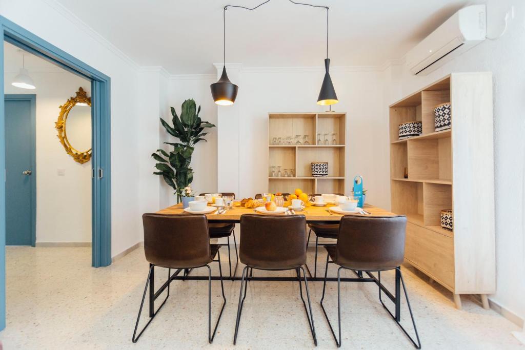 Posezení v ubytování Stunning and colorful- 4Bd 2Bth- Santa Cruz