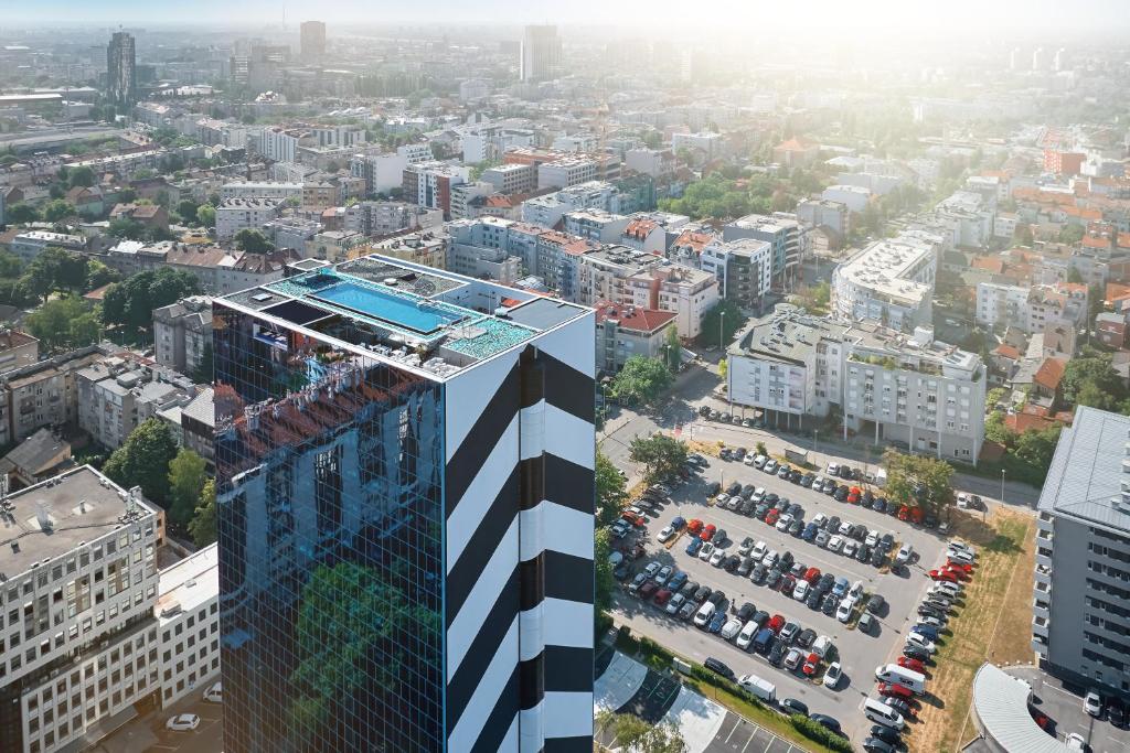 una vista aérea de una ciudad con piscina en la parte superior de un edificio en Maistra City Vibes Zonar Zagreb, en Zagreb