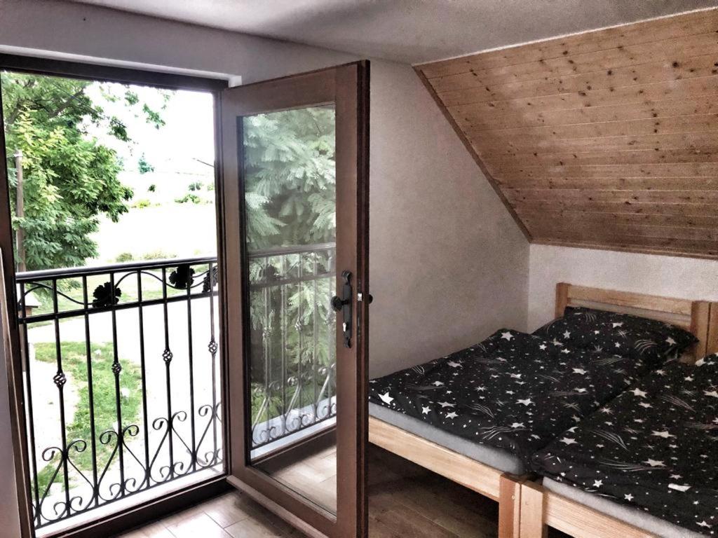 Postel nebo postele na pokoji v ubytování WBS Vinařství U Lisu Znojmo 6345