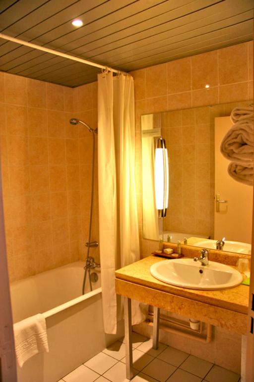 Logis Lyon Est Porte de l'Ain - Standard Triple Room