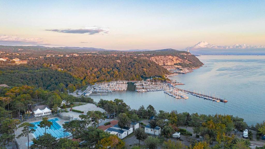 una vista aérea de un puerto deportivo en un lago en Camping Village Mare Pineta, en Sistiana