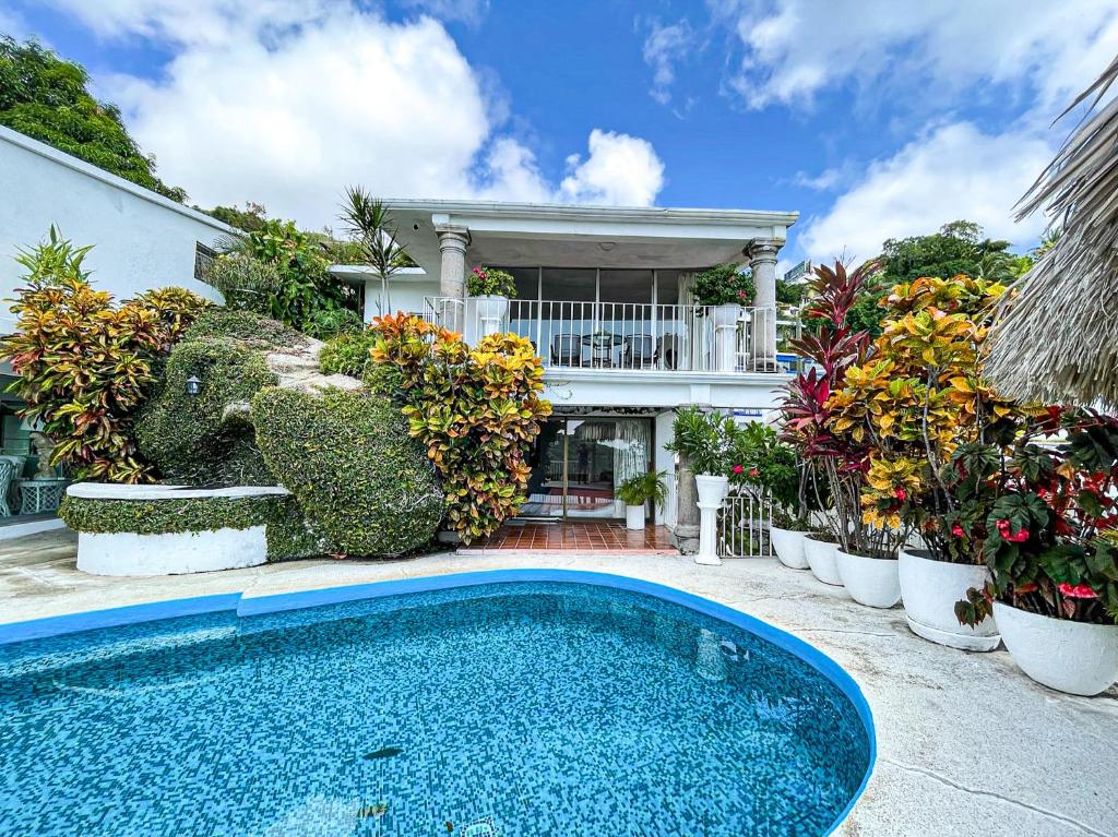 uma casa com piscina em frente a uma casa em Vista espectacular, privada y desayuno incluido! em Acapulco