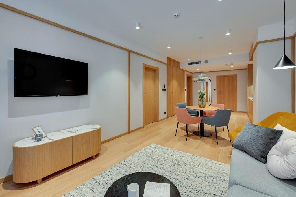 Televízia a/alebo spoločenská miestnosť v ubytovaní Flatbook - City Center Apartments Granaria I