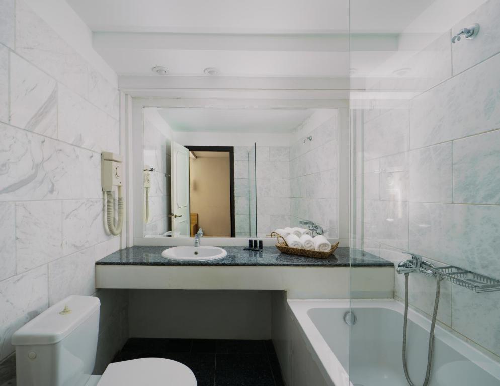 Koupelna v ubytování El Greco Hotel