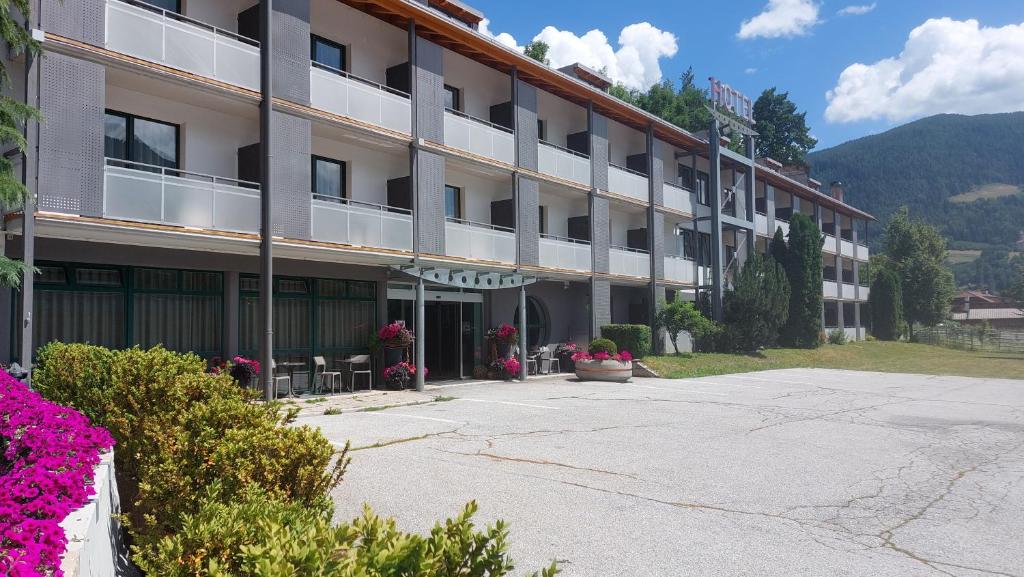 Nespecifikovaný výhled na hory nebo výhled na hory při pohledu z hotelu