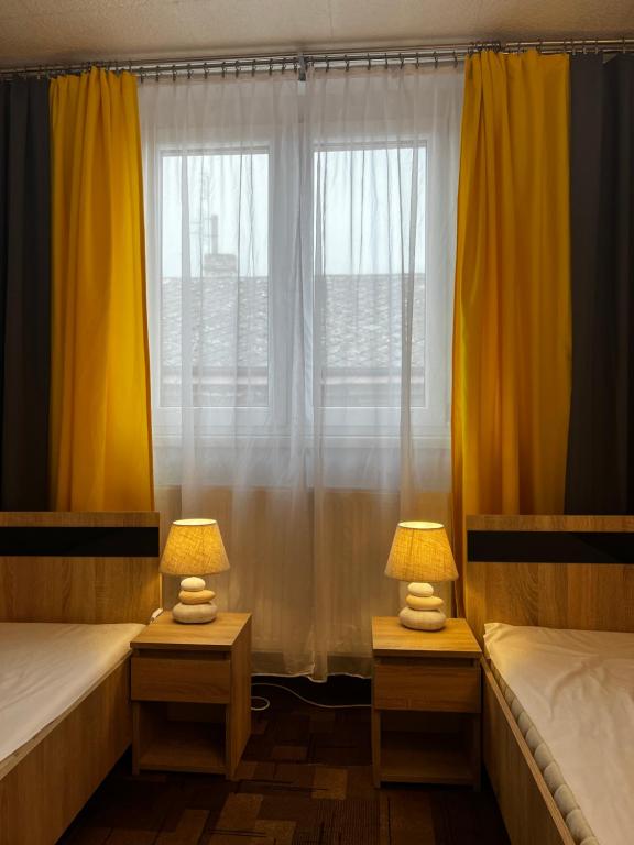 Postel nebo postele na pokoji v ubytování Pod Náchodským zámkem