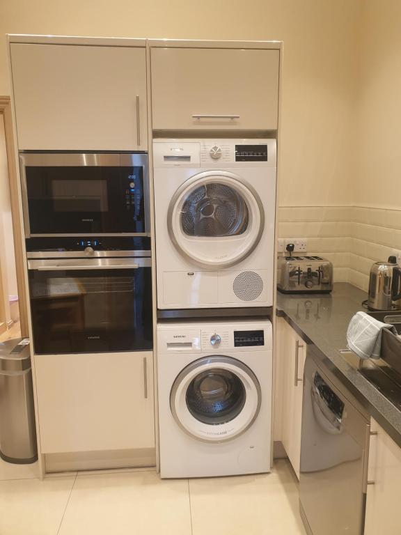 Kuchyň nebo kuchyňský kout v ubytování London Luxury Apartments 3 Bedroom Sleeps 8 with 3 Bathrooms 4 mins walk to tube free parking