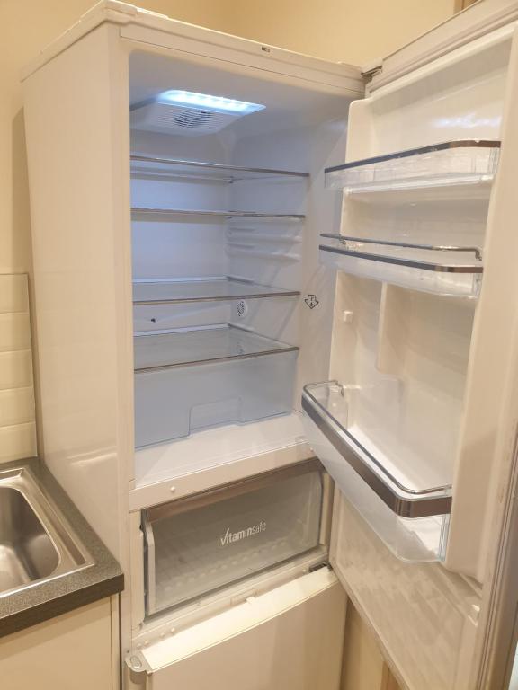 Kuchyň nebo kuchyňský kout v ubytování London Luxury Apartments 3 Bedroom Sleeps 8 with 3 Bathrooms 4 mins walk to tube free parking