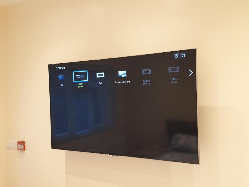 TV a/nebo společenská místnost v ubytování London Luxury Apartments 3 Bedroom Sleeps 8 with 3 Bathrooms 4 mins walk to tube free parking