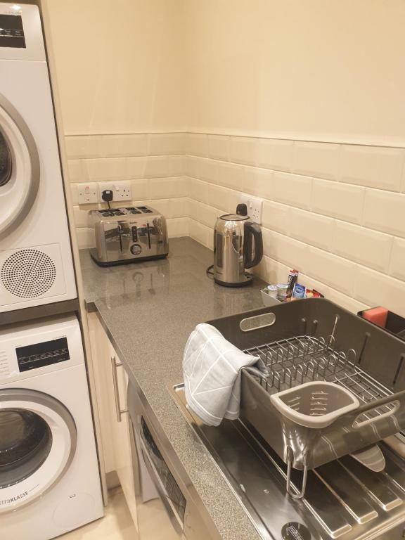 Kuchyň nebo kuchyňský kout v ubytování London Luxury Apartments 3 Bedroom Sleeps 8 with 3 Bathrooms 4 mins walk to tube free parking