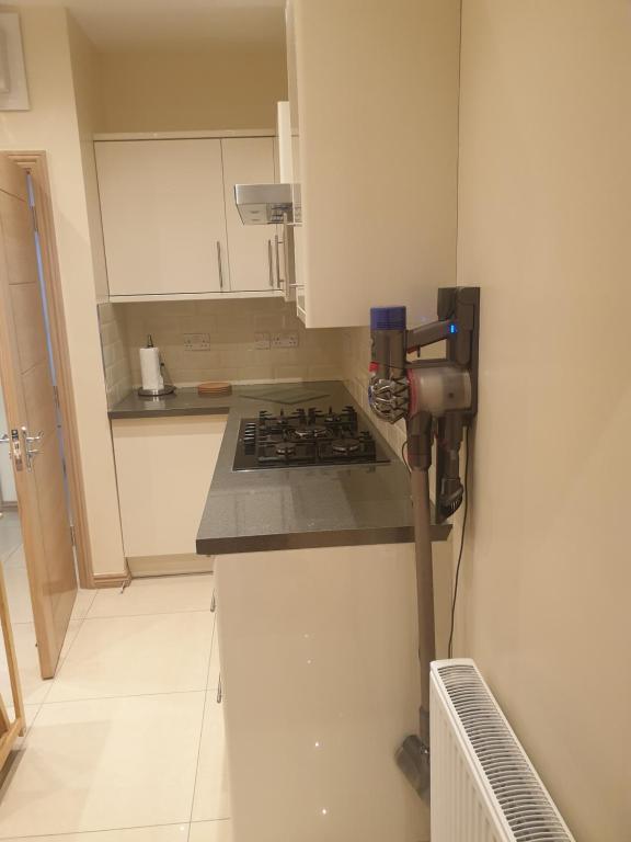 Kuchyň nebo kuchyňský kout v ubytování London Luxury Apartments 3 Bedroom Sleeps 8 with 3 Bathrooms 4 mins walk to tube free parking